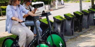 Pedal çevirerek telefonları şarj ediyorlar