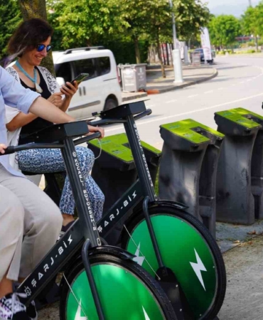 Pedal çevirerek telefonları şarj ediyorlar