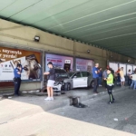 Pendik’te 4 aracın karıştığı kazada bir araç durağa daldı: 1 yaralı