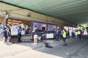 Pendik’te 4 aracın karıştığı kazada bir araç durağa daldı: 1 yaralı