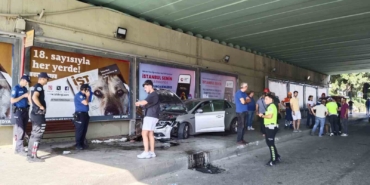 Pendik’te 4 aracın karıştığı kazada bir araç durağa daldı: 1 yaralı