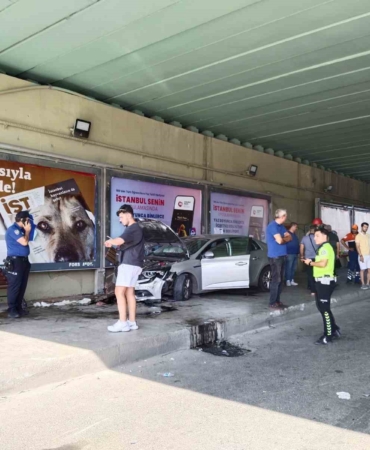 Pendik’te 4 aracın karıştığı kazada bir araç durağa daldı: 1 yaralı