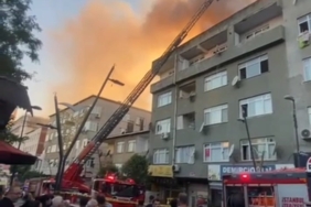 Pendik’te 4 katlı binanın çatısı alev alev yandı