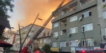 Pendik’te 4 katlı binanın çatısı alev alev yandı