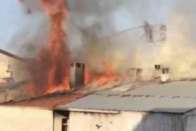 Pendik’te 4 katlı binanın çatısı alevlere teslim oldu