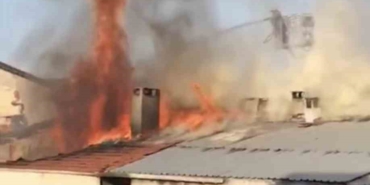 Pendik’te 4 katlı binanın çatısı alevlere teslim oldu