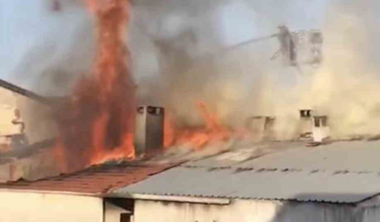 Pendik’te 4 katlı binanın çatısı alevlere teslim oldu