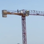 Pendik’te 60 metre yükseklikteki vincin üstünde namaz kıldı