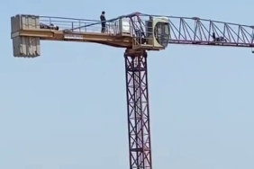 Pendik’te 60 metre yükseklikteki vincin üstünde namaz kıldı