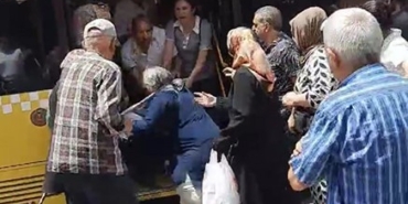 Pendik’te İETT otobüsünde yolcular birbirlerine girdi