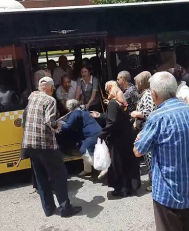 Pendik’te İETT otobüsünde yolcular birbirlerine girdi