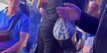 Pendik’te kadınların minibüsteki para kavgası kamerada