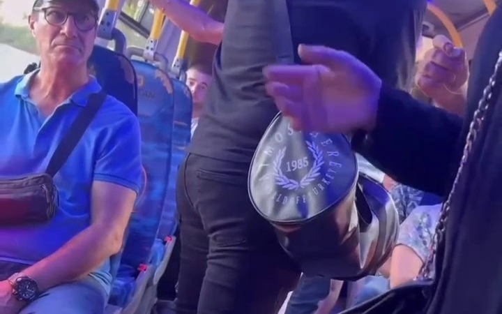 Pendik’te kadınların minibüsteki para kavgası kamerada