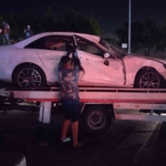 Pendik’te kontrolden çıkan otomobil bariyeri aşıp yola devrildi