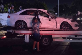 Pendik’te kontrolden çıkan otomobil bariyeri aşıp yola devrildi