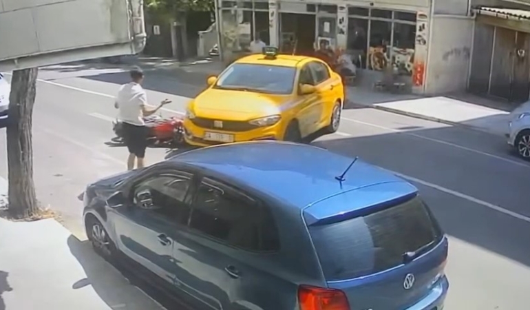 Pendik’te kontrolsüz dönüş yapan ticari taksi motosiklet ile çarpıştı