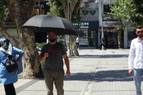 Pendik’te sıcaktan bunalan vatandaşlardan şemsiyeli ve kartonlu önlem