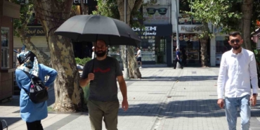 Pendik’te sıcaktan bunalan vatandaşlardan şemsiyeli ve kartonlu önlem