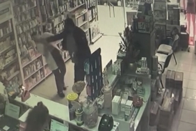 Pendik’te stajyer eczacıya tokatlı saldırı kamerada
