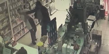 Pendik’te stajyer eczacıya tokatlı saldırı kamerada