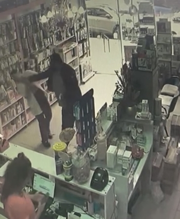 Pendik’te stajyer eczacıya tokatlı saldırı kamerada