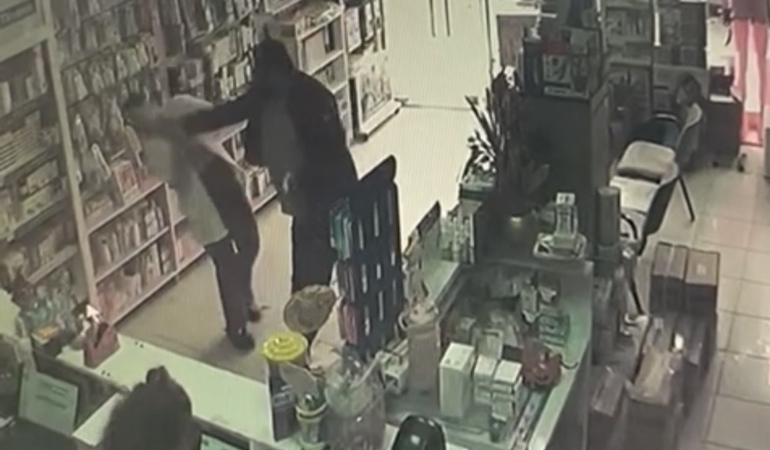 Pendik’te stajyer eczacıya tokatlı saldırı kamerada