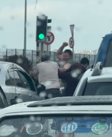 Pendik’te yol verme kavgası: Tekmeler, yumruklar havada uçuştu