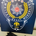 Polis ekiplerinin dikkati ile yakalanan şüphelinin üzerinden ruhsatsız tabanca ele geçirildi
