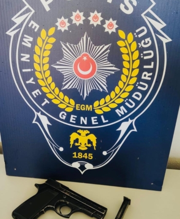 Polis ekiplerinin dikkati ile yakalanan şüphelinin üzerinden ruhsatsız tabanca ele geçirildi