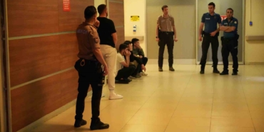 Polisin dur ihtarına uymayan araçta, Iraklı 4 kaçak göçmen ve 1 göçmen kaçakçısı yakalandı