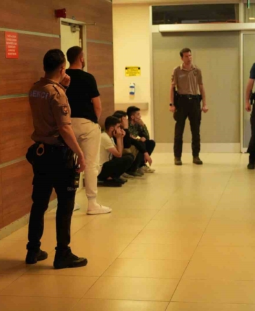 Polisin dur ihtarına uymayan araçta,  Iraklı 4 kaçak göçmen ve 1 göçmen kaçakçısı yakalandı