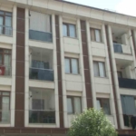 Polisten kaçmaya çalışan hırsızlar bina boşluğuna düşerek ağır yaralandı