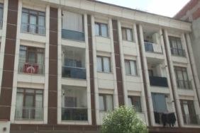 Polisten kaçmaya çalışan hırsızlar bina boşluğuna düşerek ağır yaralandı