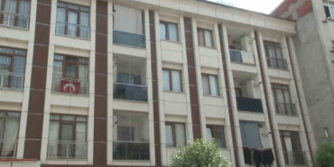 Polisten kaçmaya çalışan hırsızlar bina boşluğuna düşerek ağır yaralandı