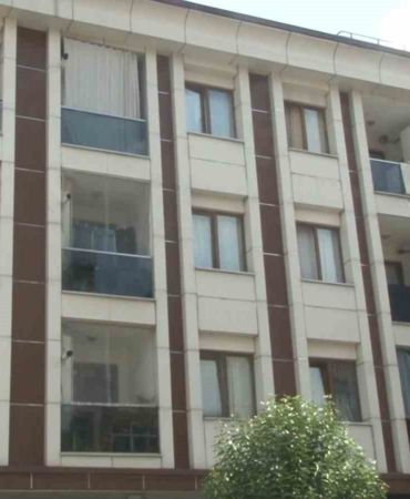 Polisten kaçmaya çalışan hırsızlar bina boşluğuna düşerek ağır yaralandı