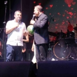 Rafet El Roman, sahnede karpuz kesip tadına baktı