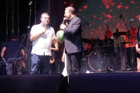 Rafet El Roman, sahnede karpuz kesip tadına baktı