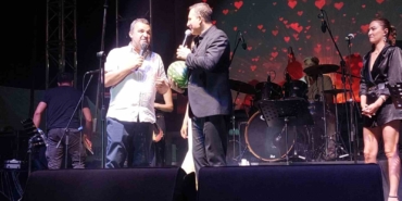 Rafet El Roman, sahnede karpuz kesip tadına baktı