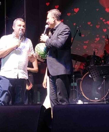 Rafet El Roman, sahnede karpuz kesip tadına baktı