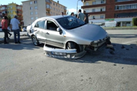 Refüje çarpan otomobilin sürücüsü yaralandı