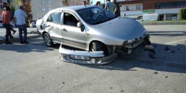 Refüje çarpan otomobilin sürücüsü yaralandı