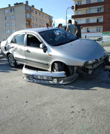 Refüje çarpan otomobilin sürücüsü yaralandı