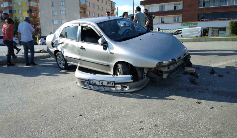 Refüje çarpan otomobilin sürücüsü yaralandı