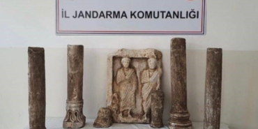 Roma dönemine ait heykel ve sütunlar evden çıktı