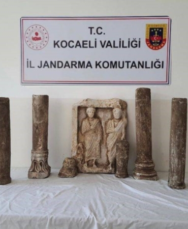 Roma dönemine ait heykel ve sütunlar evden çıktı