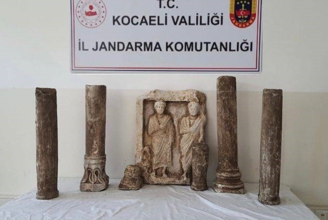 Roma dönemine ait heykel ve sütunlar evden çıktı