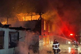 Sabaha karşı yangın paniği: İki ahşap ev kül oldu