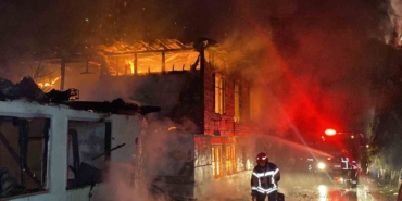 Sabaha karşı yangın paniği: İki ahşap ev kül oldu