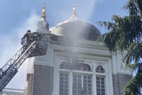 Sağlık Bilimleri Üniversitesi’nde tadilat çalışmaları esnasında yangın meydana geldi. İtfaiye ekiplerinin yangına müdahalesi sürüyor.