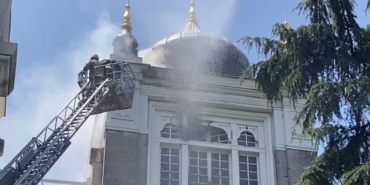 Sağlık Bilimleri Üniversitesi’nde tadilat çalışmaları esnasında yangın meydana geldi. İtfaiye ekiplerinin yangına müdahalesi sürüyor.